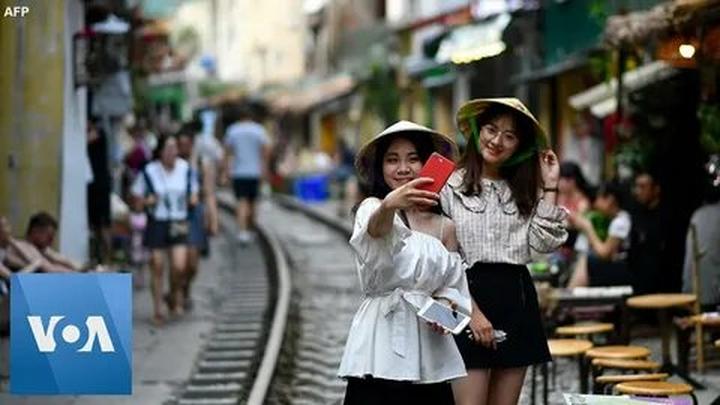 Nội dung: Mùa hè đang đầy vui vẻ với những bức tường nhảy vò đang xu hướng trên mạng
